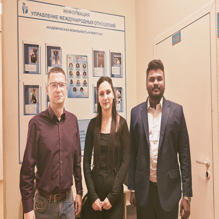 Dr.Raj kumar travel to Abroad